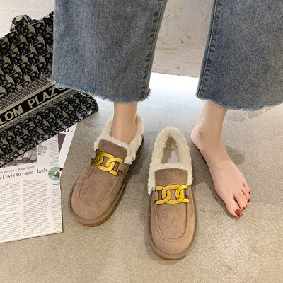 Aktuális női cipő fém csattal és pehellyel