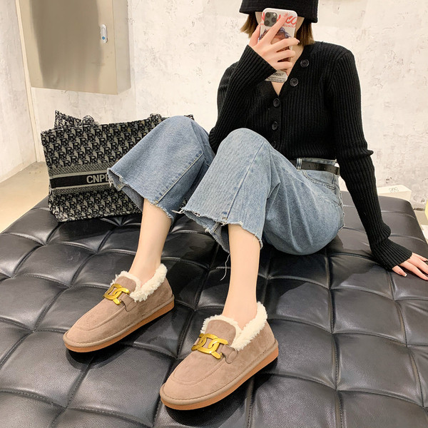 Aktuális női cipő fém csattal és pehellyel