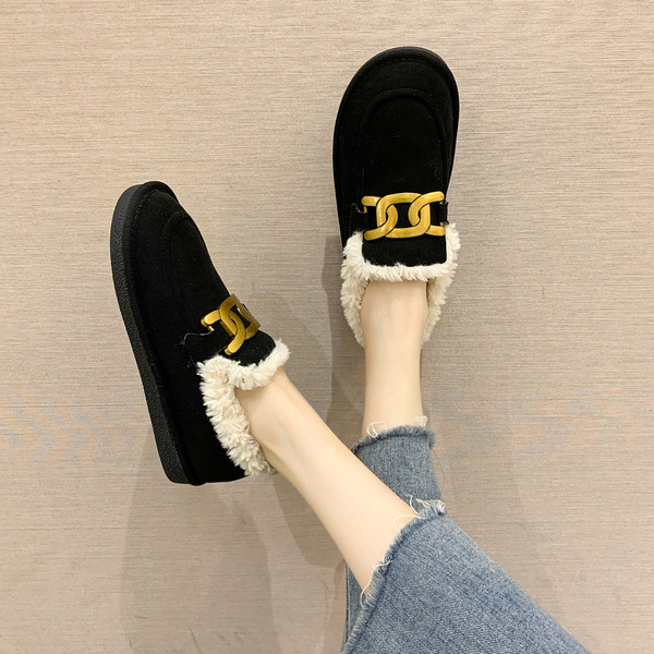 Aktuális női cipő fém csattal és pehellyel