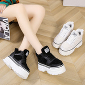 Női cipő magas talppal és pehellyel