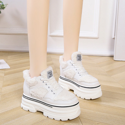 Női cipő magas talppal és pehellyel