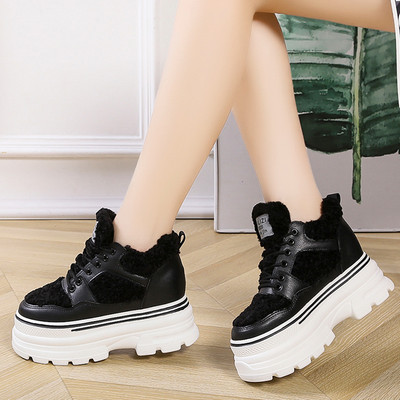 Női cipő magas talppal és pehellyel