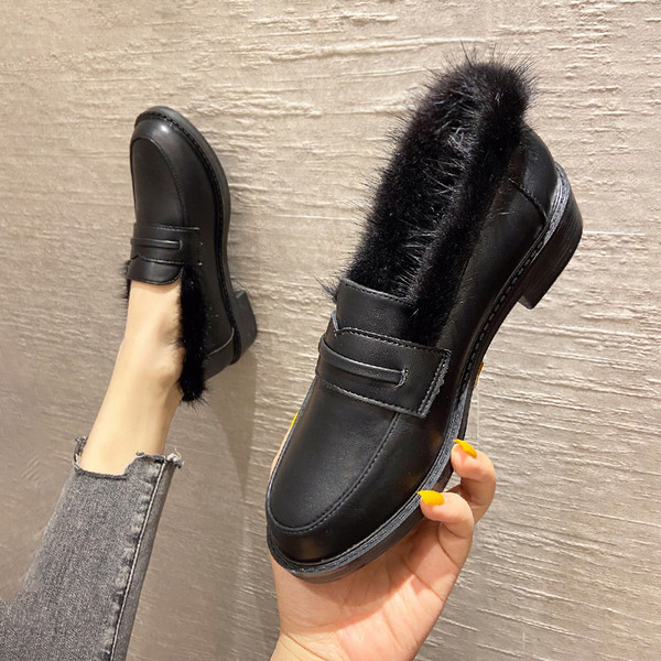 Modern női bőrcipő fekete pehelyszínnel