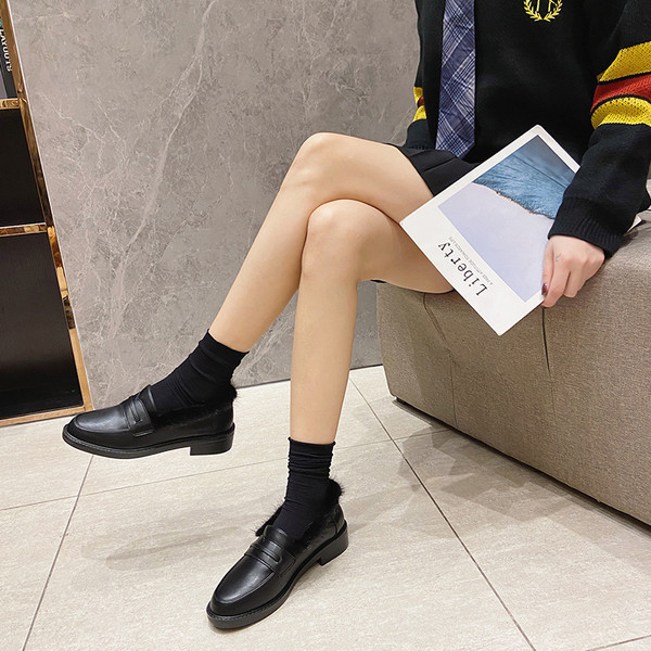 Modern női bőrcipő fekete pehelyszínnel