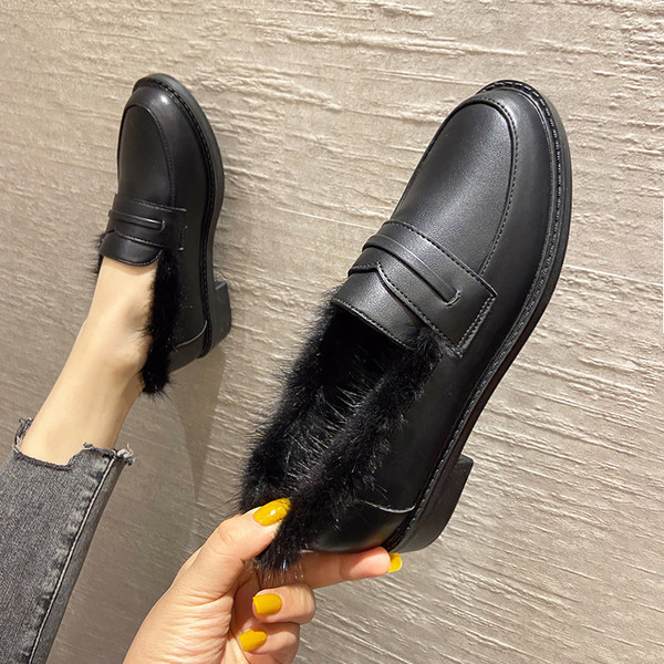 Modern női bőrcipő fekete pehelyszínnel