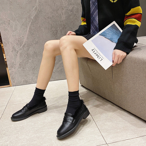 Modern női bőrcipő fekete pehelyszínnel