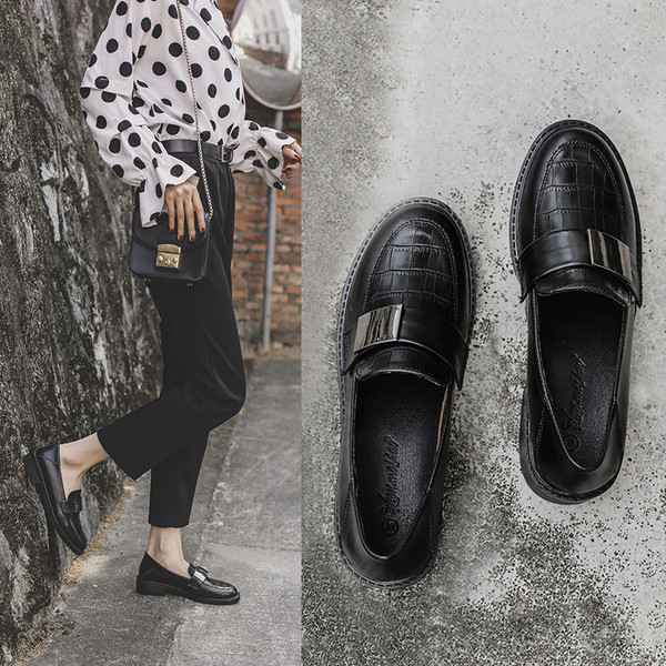 Modern női cipő fekete színben, fém elemmel