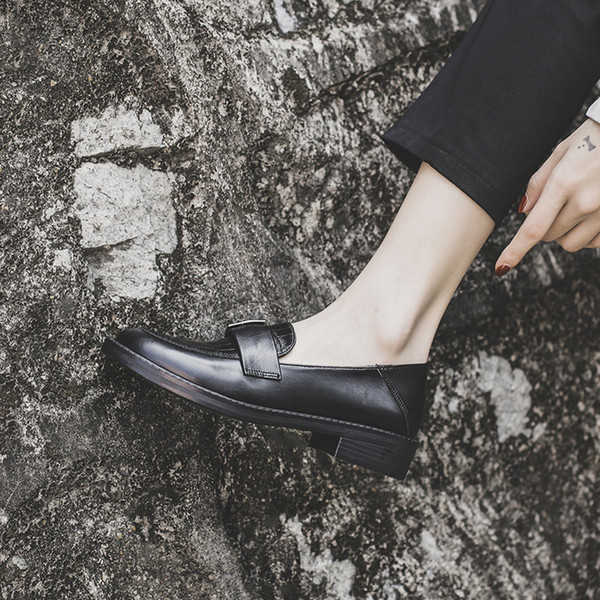 Modern női cipő fekete színben, fém elemmel