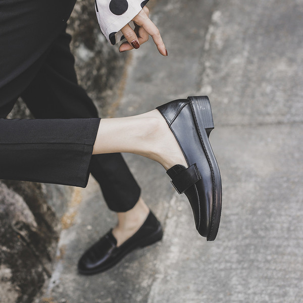 Modern női cipő fekete színben, fém elemmel