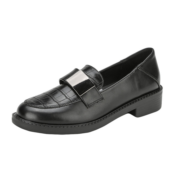 Modern női cipő fekete színben, fém elemmel