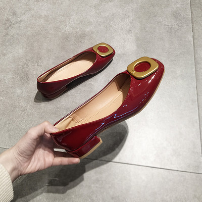 Modern női cipő fém díszítéssel