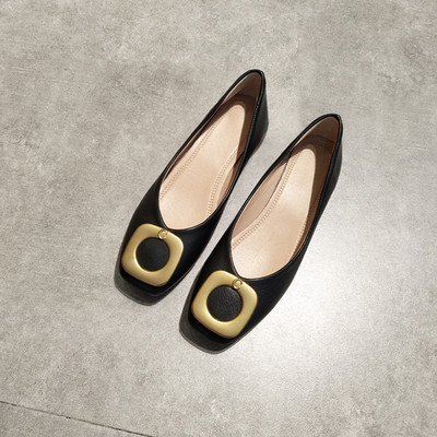 Modern női cipő fém díszítéssel