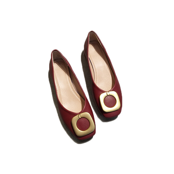 Modern női cipő fém díszítéssel