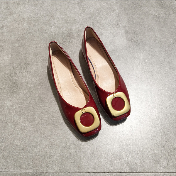 Modern női cipő fém díszítéssel