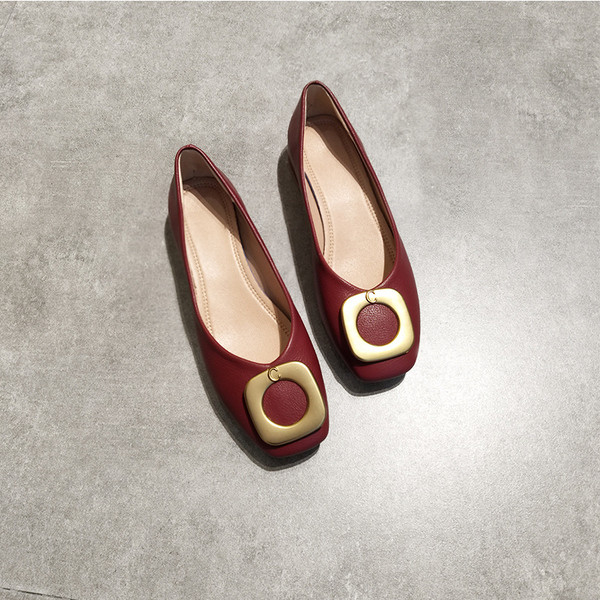 Modern női cipő fém díszítéssel