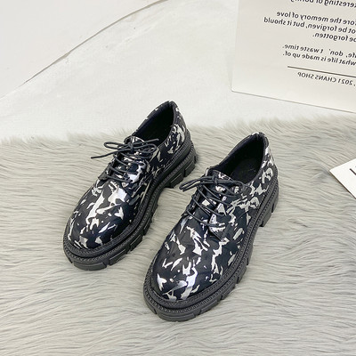 Aktuális női alkalmi cipő durva talppal és mintával