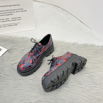 Aktuális női alkalmi cipő durva talppal és mintával