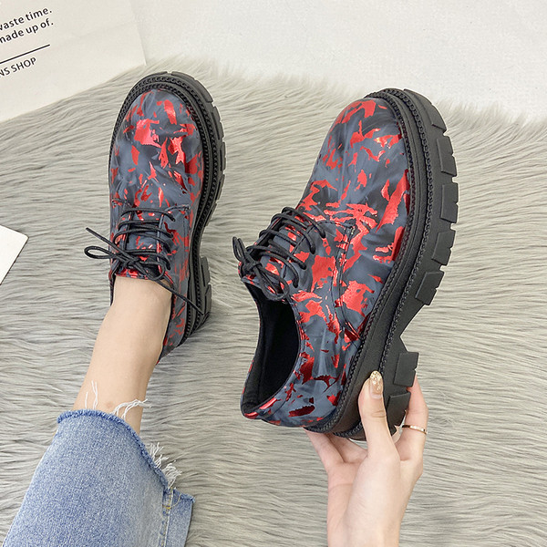 Aktuális női alkalmi cipő durva talppal és mintával