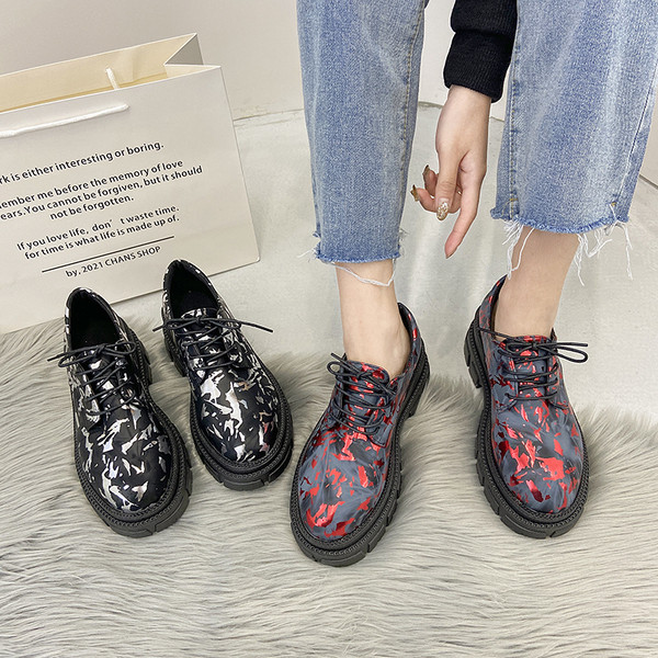 Aktuális női alkalmi cipő durva talppal és mintával