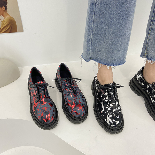 Aktuális női alkalmi cipő durva talppal és mintával