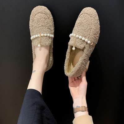 Női pehelycipő gyöngyökkel