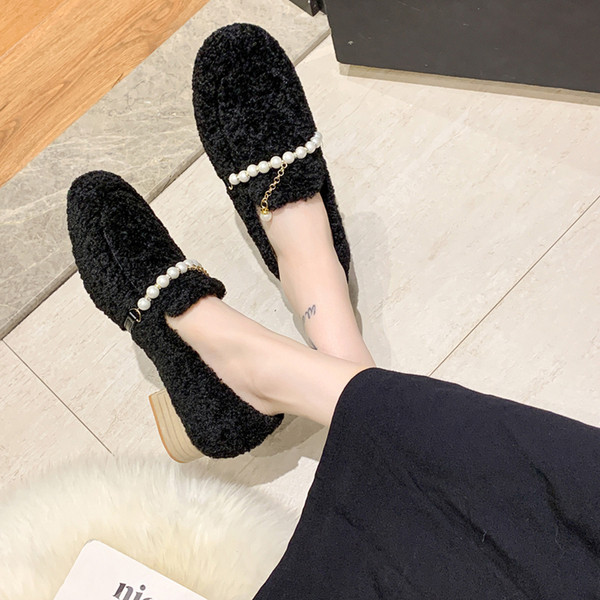 Női pehelycipő gyöngyökkel