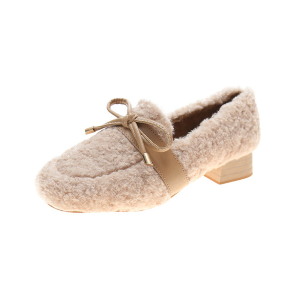 Női pehelycipő gyöngyökkel