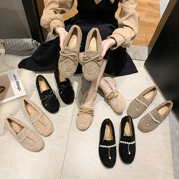 Női pehelycipő gyöngyökkel