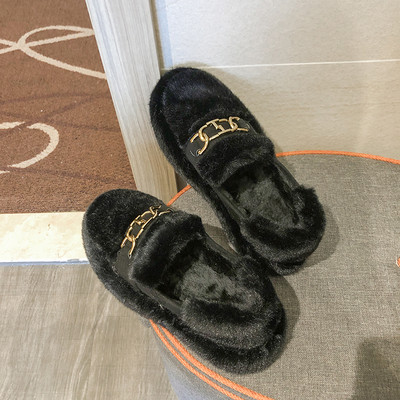 Γυναικεία παπούτσια με επίπεδη σόλα και μεταλλική αλυσίδα