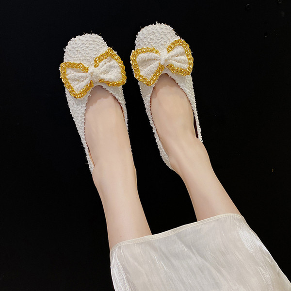 Női cipő szalaggal és lapos talppal