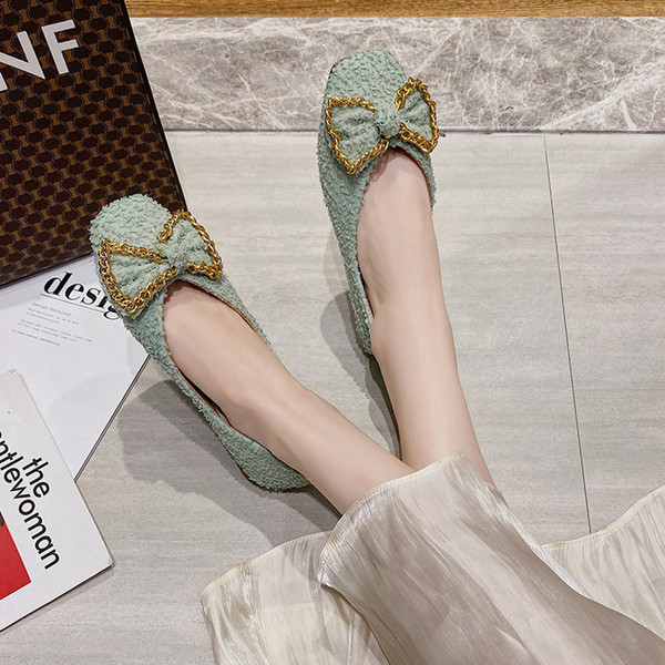 Női cipő szalaggal és lapos talppal