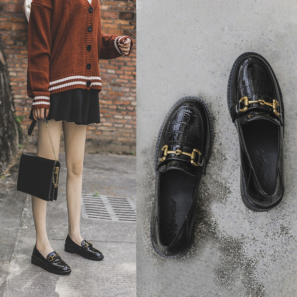 Moderne ženske cipele s metalnim elementom i ravnim potplatom