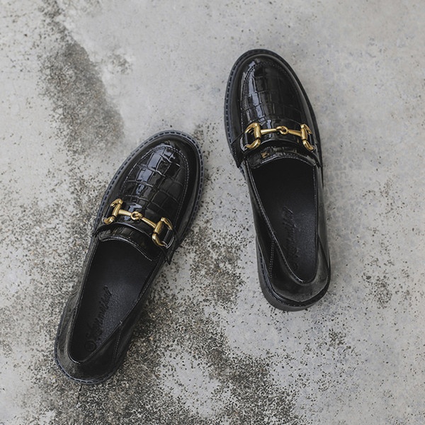 Moderne ženske cipele s metalnim elementom i ravnim potplatom