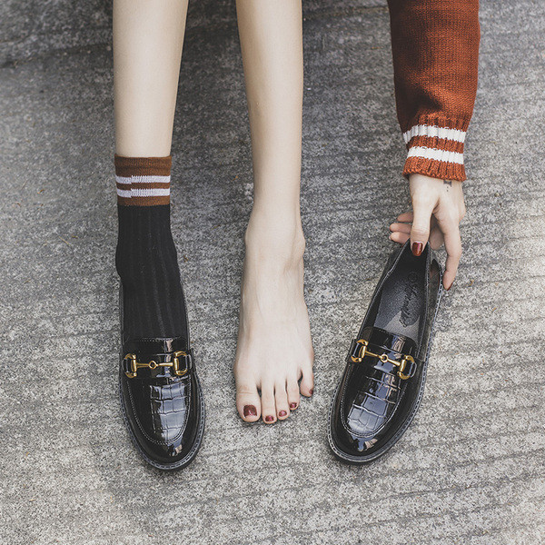 Moderne ženske cipele s metalnim elementom i ravnim potplatom