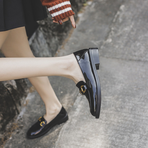 Moderne ženske cipele s metalnim elementom i ravnim potplatom