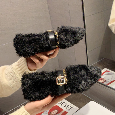 Alkalmi női pehelycipő csattal és fémlánccal