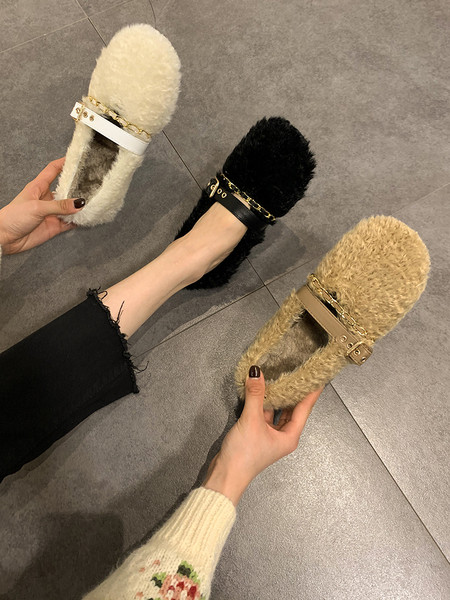 Alkalmi női pehelycipő csattal és fémlánccal