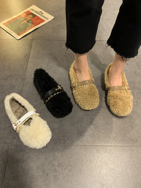 Alkalmi női pehelycipő csattal és fémlánccal