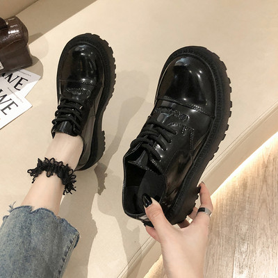 Aktuális női fűzős cipők többféle modellben