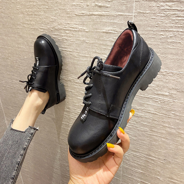 Öko bőrből készült, fűzős női cipő új modellje