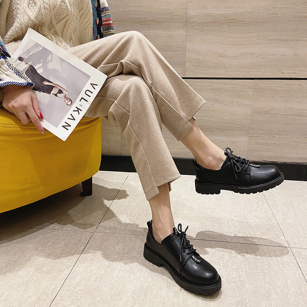 Öko bőrből készült, fűzős női cipő új modellje