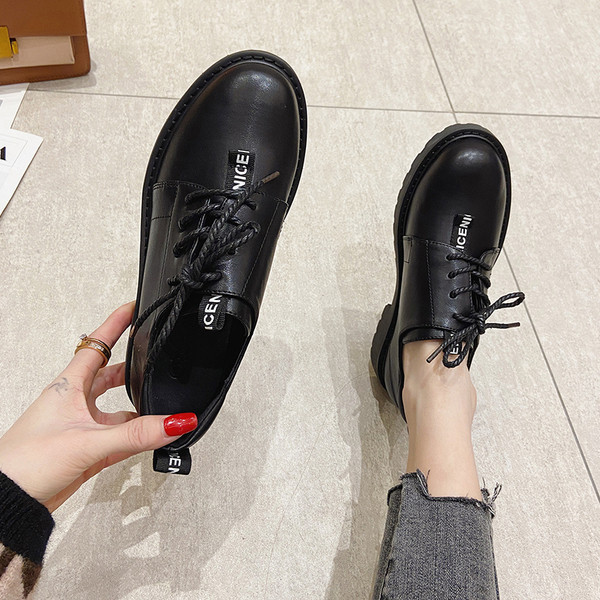 Öko bőrből készült, fűzős női cipő új modellje