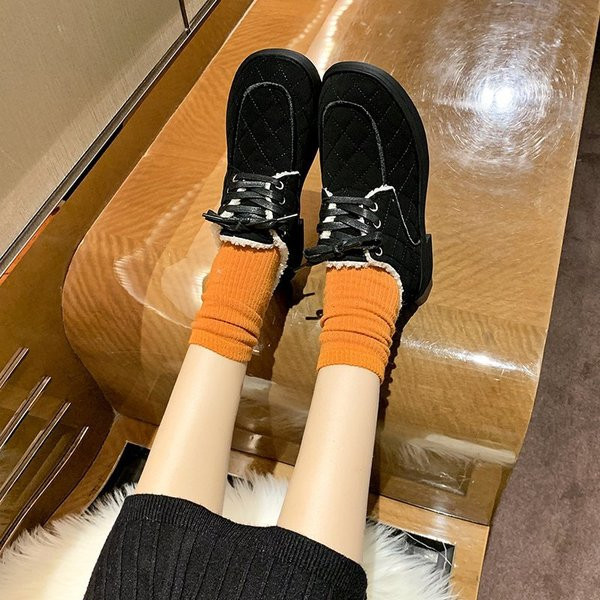 Alkalmi női bőrcipő fűzővel és meleg béléssel