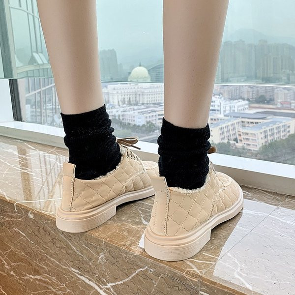 Alkalmi női bőrcipő fűzővel és meleg béléssel