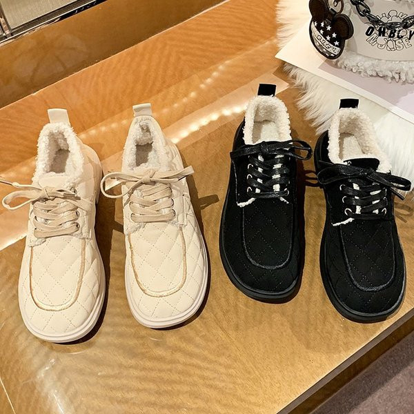 Alkalmi női bőrcipő fűzővel és meleg béléssel