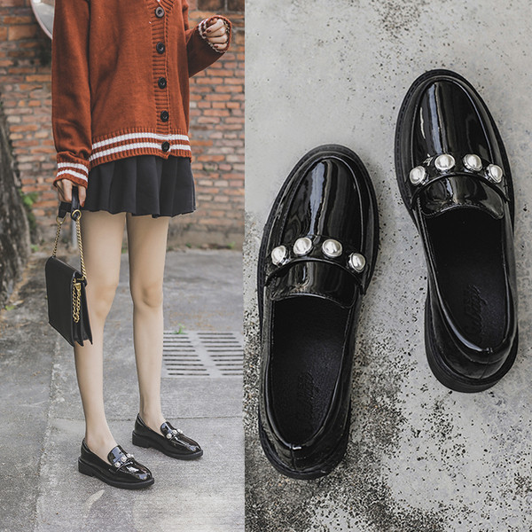 Női lakkcipő új modellje fekete színben