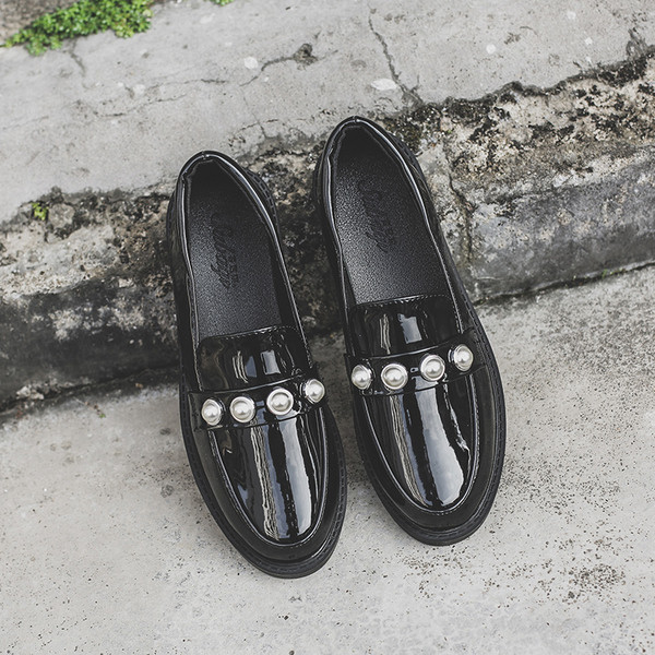 Női lakkcipő új modellje fekete színben