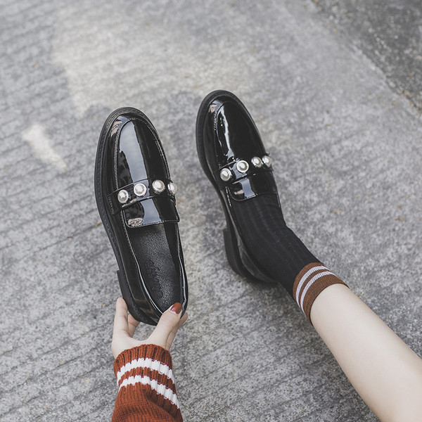 Női lakkcipő új modellje fekete színben