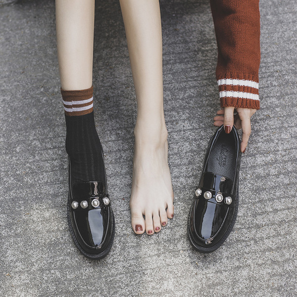 Női lakkcipő új modellje fekete színben