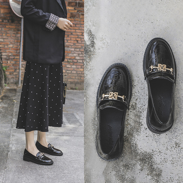 Modern női lakkcipő fekete fém elemmel